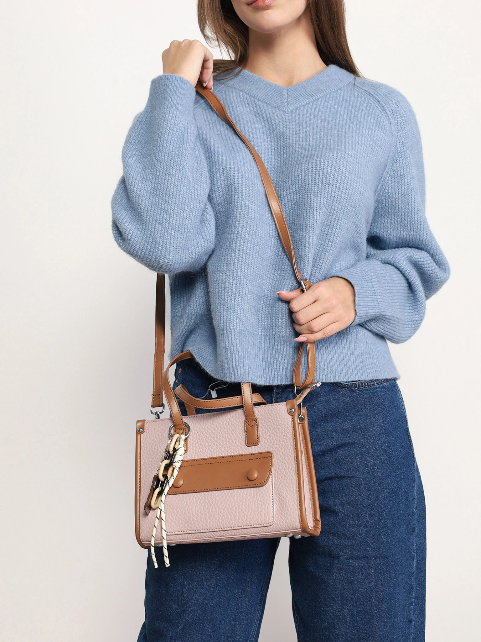 Сумка-тоут с декоративным брелком в ассортименте